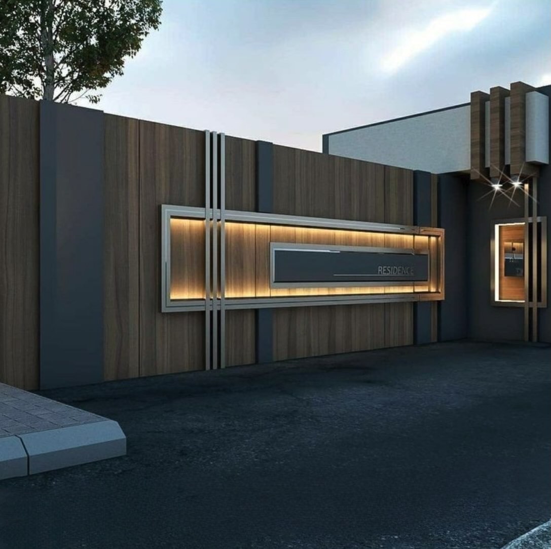 Portón metálico decorativo en acceso residencial